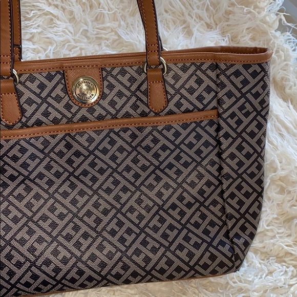 🐚The perfect Tommy Hilfiger shoulder length purse! - Picture 3 of 8